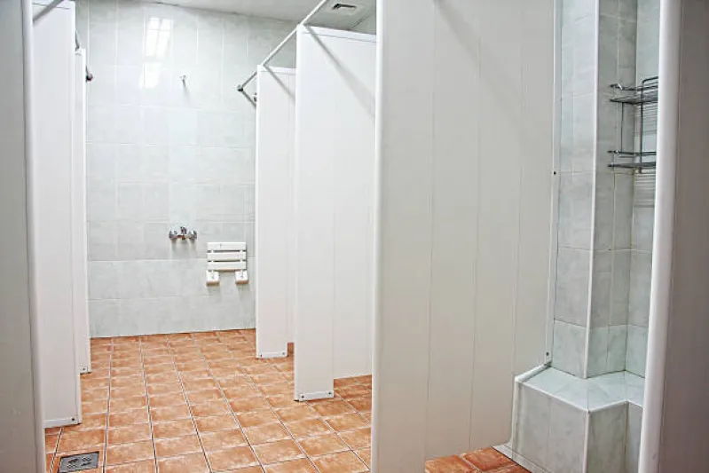 divisória de banheiro coletivo