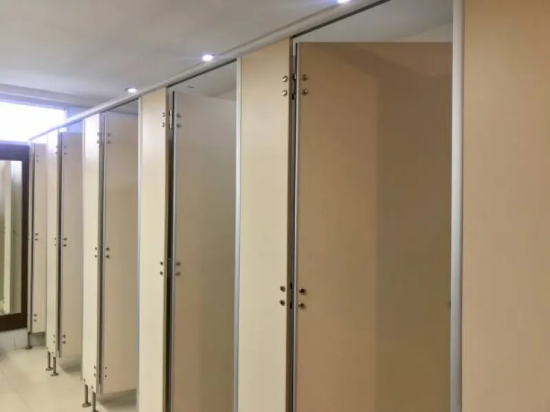 instalação de divisória de banheiro coletivo