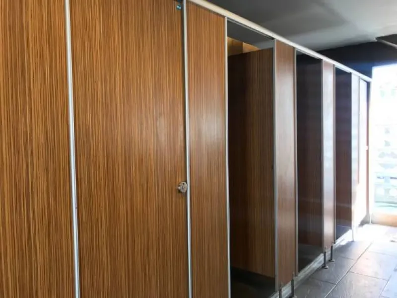 porta para banheiro com batente