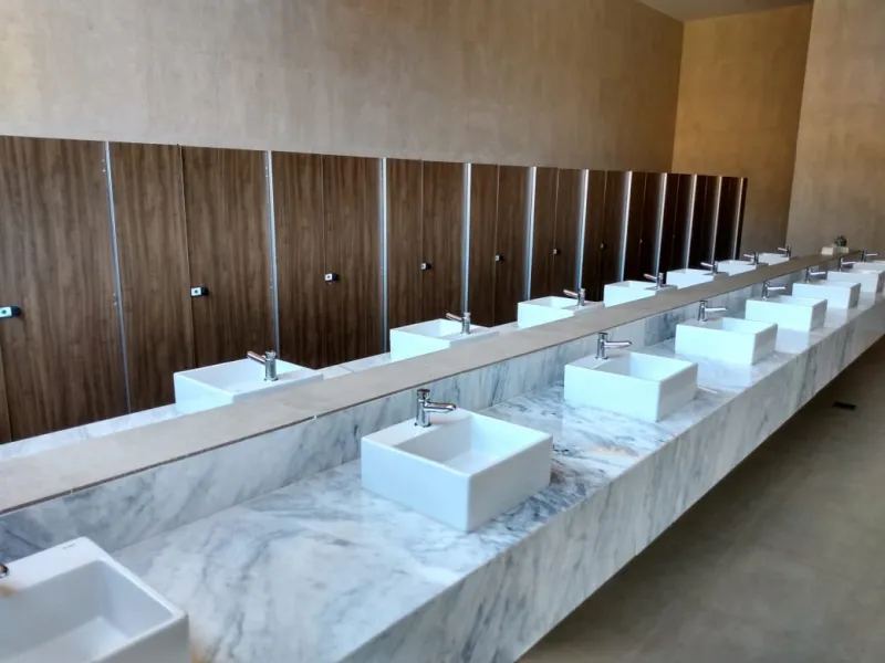 tapa vista de mictório de granito